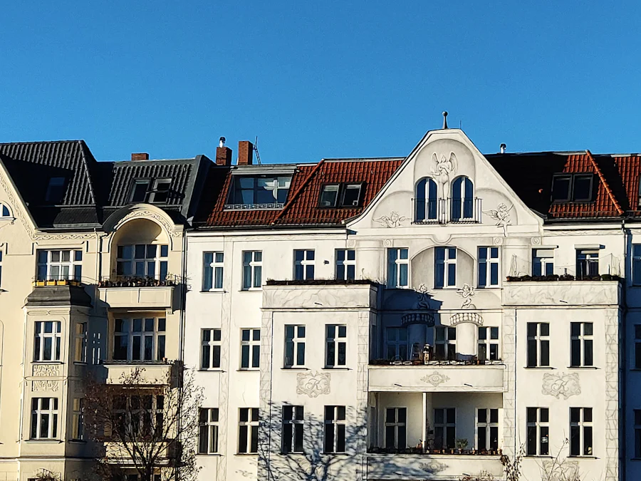 Altbau-Mehrfamilienhaus mit heller Stuckfassade und rotem Ziegeldach